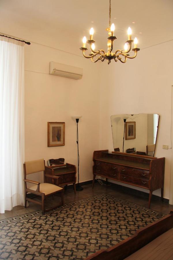 Casa Vacanza Icaros, Ortigia Hictoric Center, 200 Mt From The Beach Syracuse Bagian luar foto