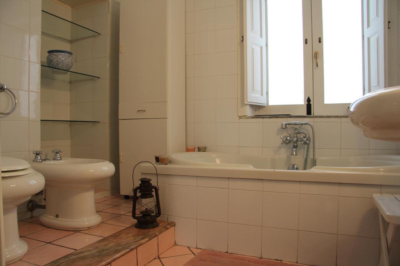 Casa Vacanza Icaros, Ortigia Hictoric Center, 200 Mt From The Beach Syracuse Bagian luar foto