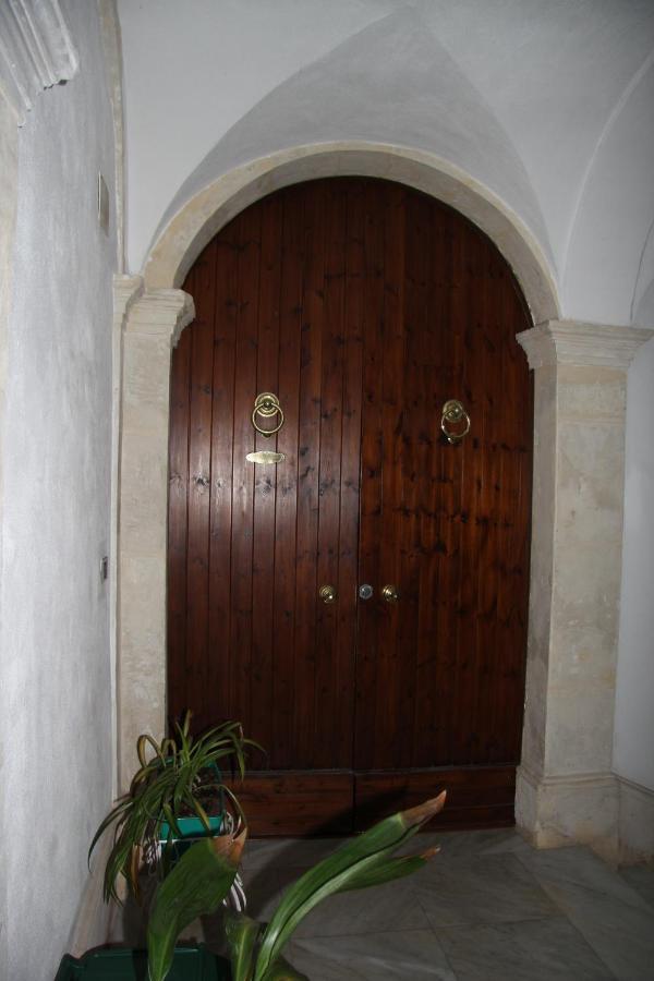 Casa Vacanza Icaros, Ortigia Hictoric Center, 200 Mt From The Beach Syracuse Bagian luar foto