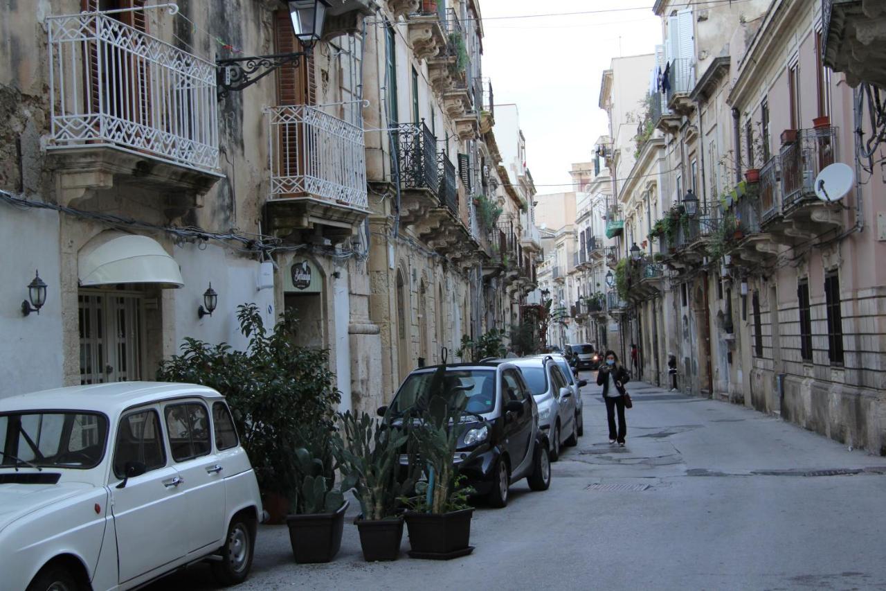 Casa Vacanza Icaros, Ortigia Hictoric Center, 200 Mt From The Beach Syracuse Bagian luar foto