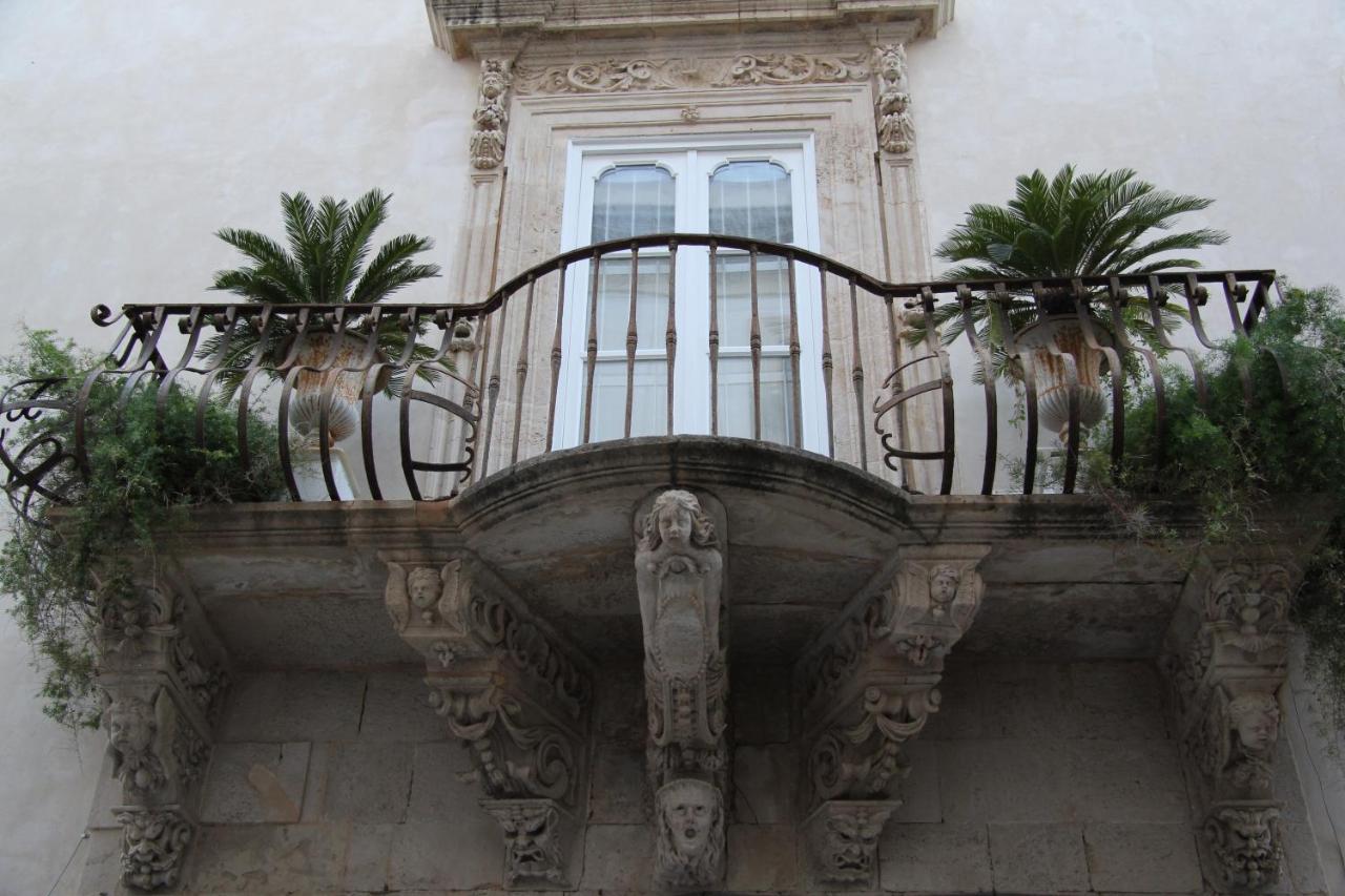 Casa Vacanza Icaros, Ortigia Hictoric Center, 200 Mt From The Beach Syracuse Bagian luar foto